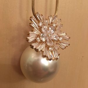 Giant pearl and diamond necklace